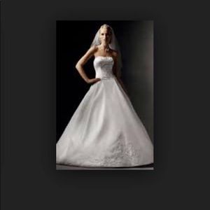Size 6/8 wedding dress. It is an ivory wedding dress.